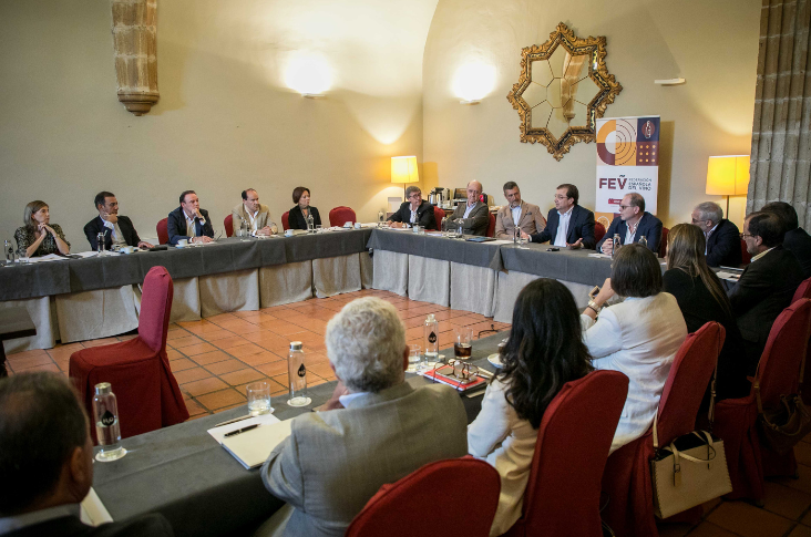 La Comisión Ejecutiva de la FEV se reúne en Extremadura para abordar cuestiones como el impacto de la sequía y el cambio climático en el sector o el futuro del etiquetado del vino